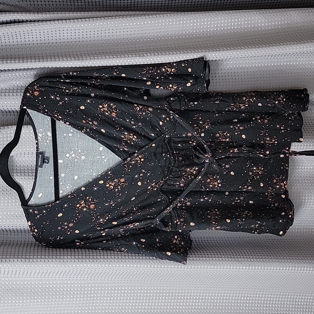 Torrid Skull and Key Peplum Flutter Sleeve Top Size 2 - Picture 1 of 6